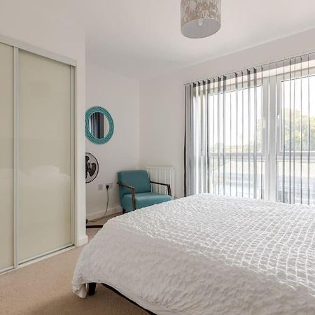 Stylish Station Apartment In Rochester With Free Parking Wainscot Exterior foto