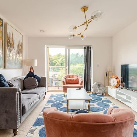 Stylish Station Apartment In Rochester With Free Parking Wainscot Exterior foto