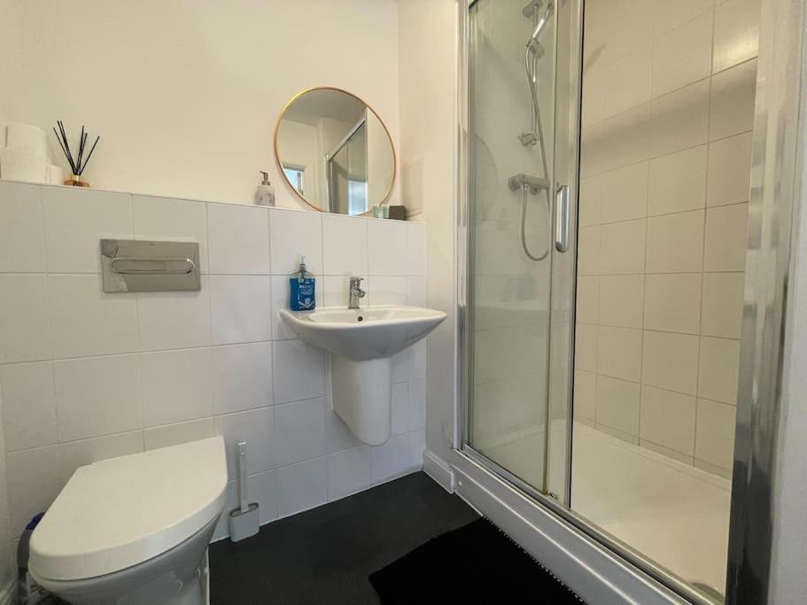 Stylish Station Apartment In Rochester With Free Parking Wainscot Exterior foto