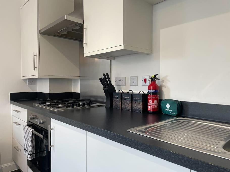 Stylish Station Apartment In Rochester With Free Parking Wainscot Exterior foto