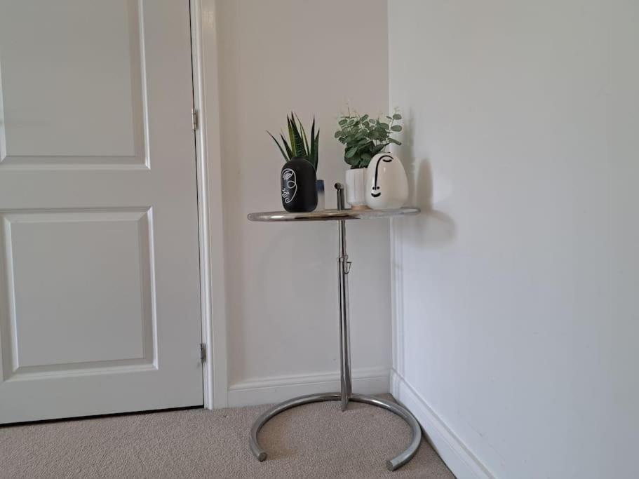 Stylish Station Apartment In Rochester With Free Parking Wainscot Exterior foto