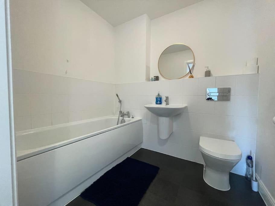 Stylish Station Apartment In Rochester With Free Parking Wainscot Exterior foto