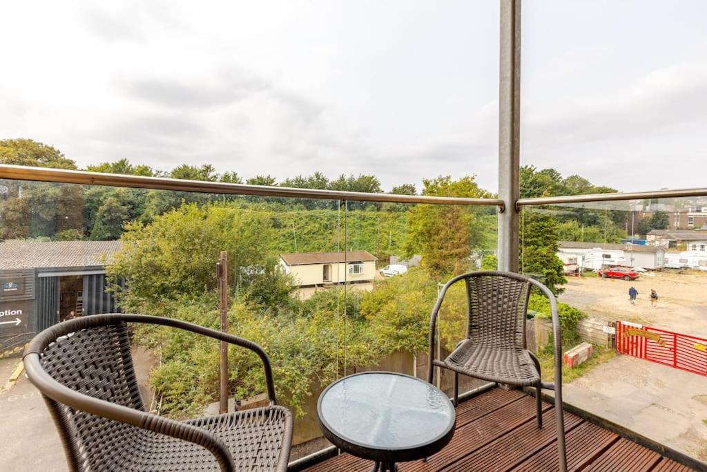 Stylish Station Apartment In Rochester With Free Parking Wainscot Exterior foto