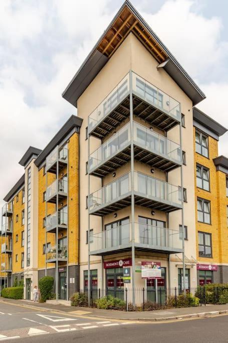 Stylish Station Apartment In Rochester With Free Parking Wainscot Exterior foto